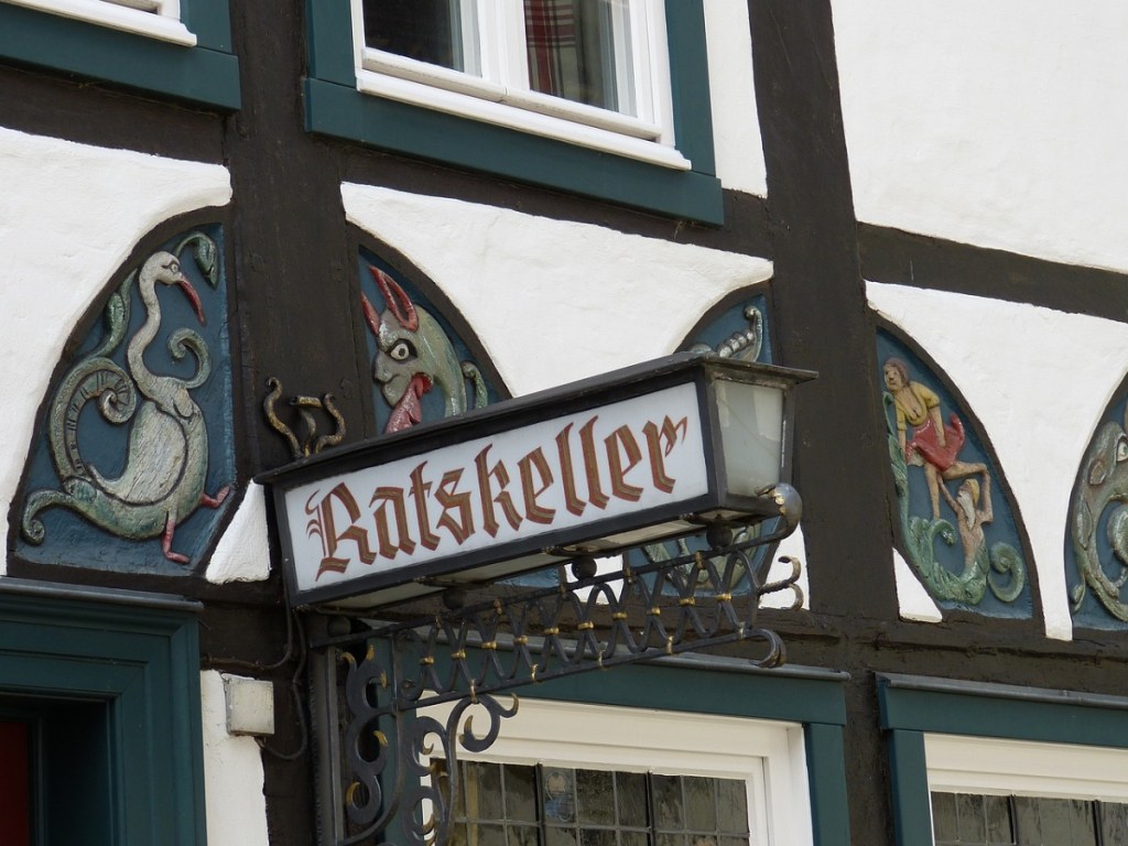 Ein Schild von einer Kneipe mit der Aufschrift 'Ratskeller'.