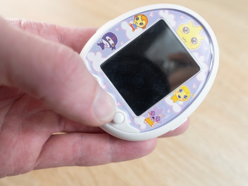 Ein Bild von einem Tamagotchi in einer Hand.