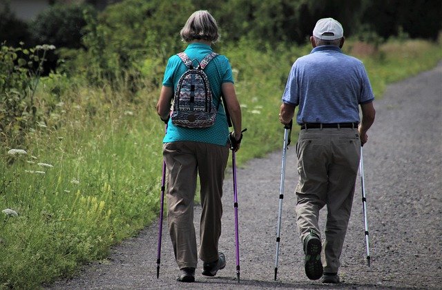 Ein altes Ehepaar beim Nordic Walking.