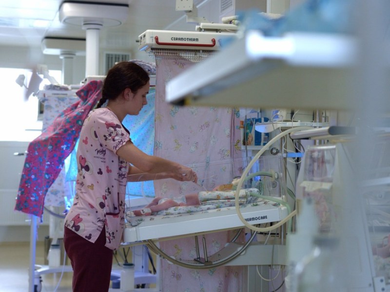 Eine Krankenschwester arbeitet auf einer Geburtenstation im Krankenhaus.