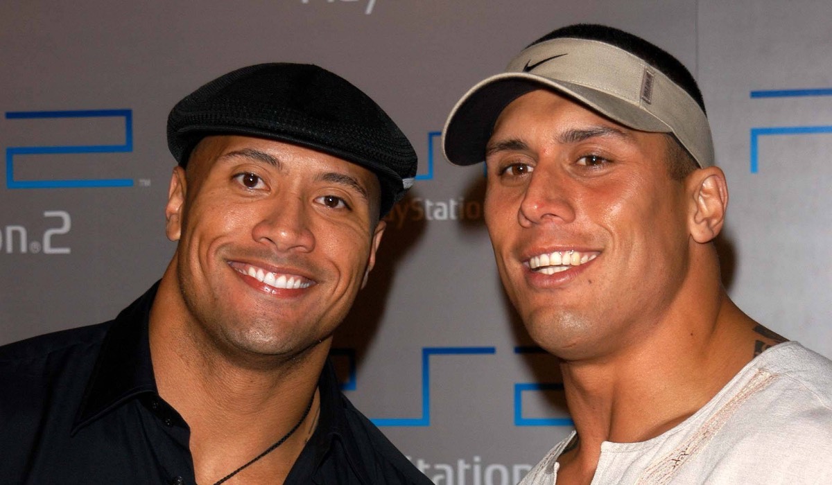 Schauspieler Dwayne Johnson mit seinem Bruder.