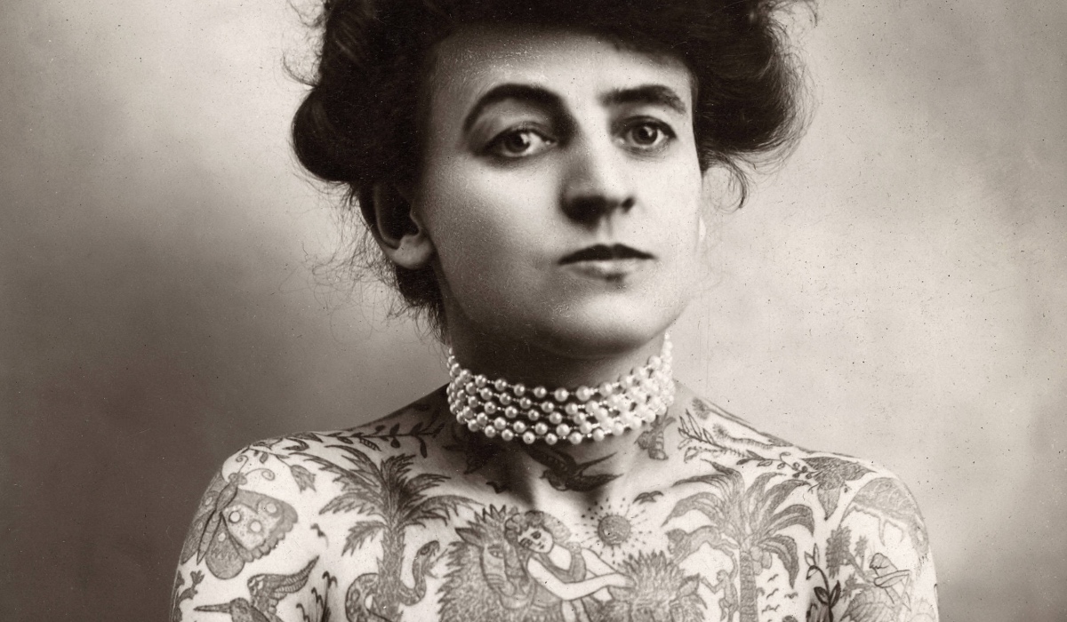 Ein historisches Schwarz-weiß-Foto einer tätowierten Frau, einer sogenannten Tattooed Lady.