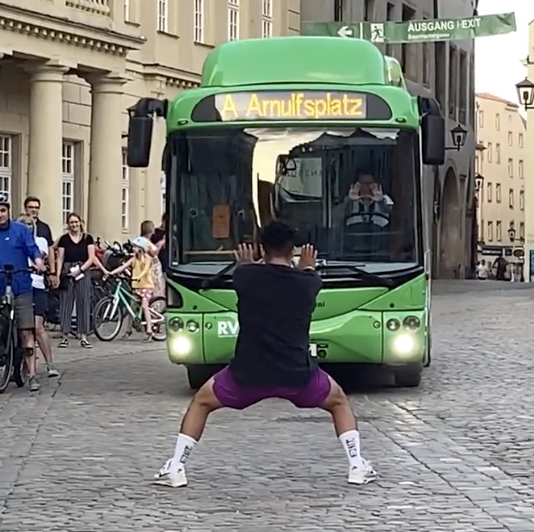 Passant tut so, als ob er Stadtbus Regensburg anhält