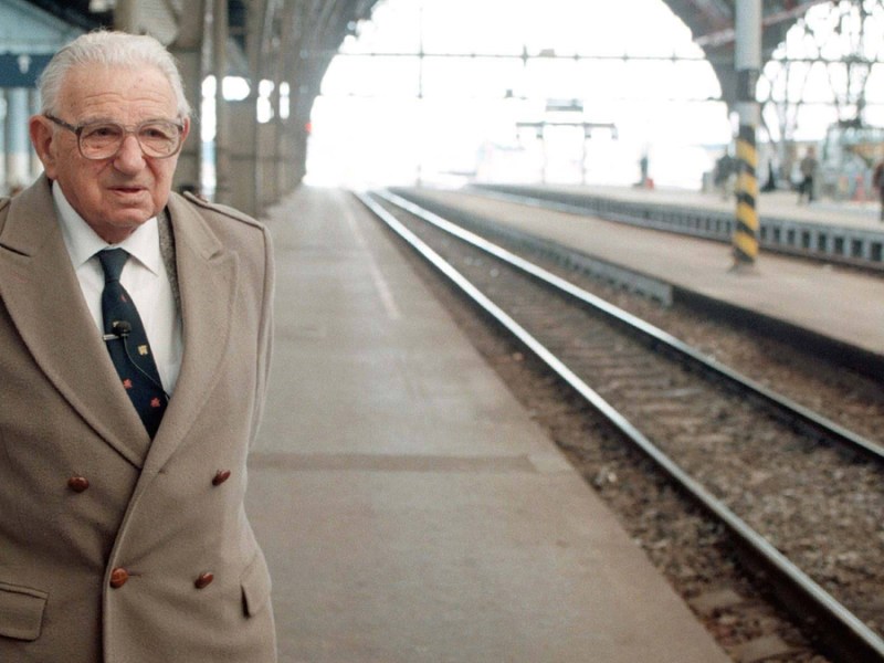 Nicholas Winton am Prager Hauptbahnhof.