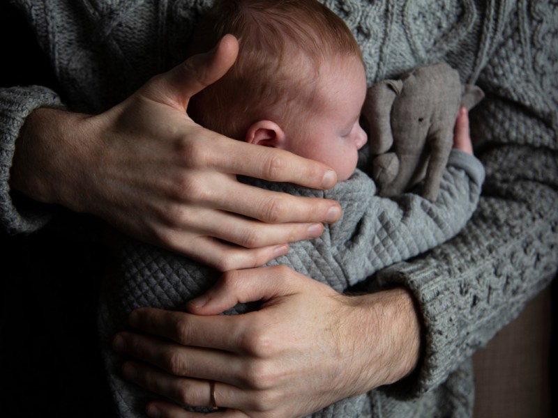 Neu-Onkel überrascht bei 1. Baby-Umarmung die ganze Familie